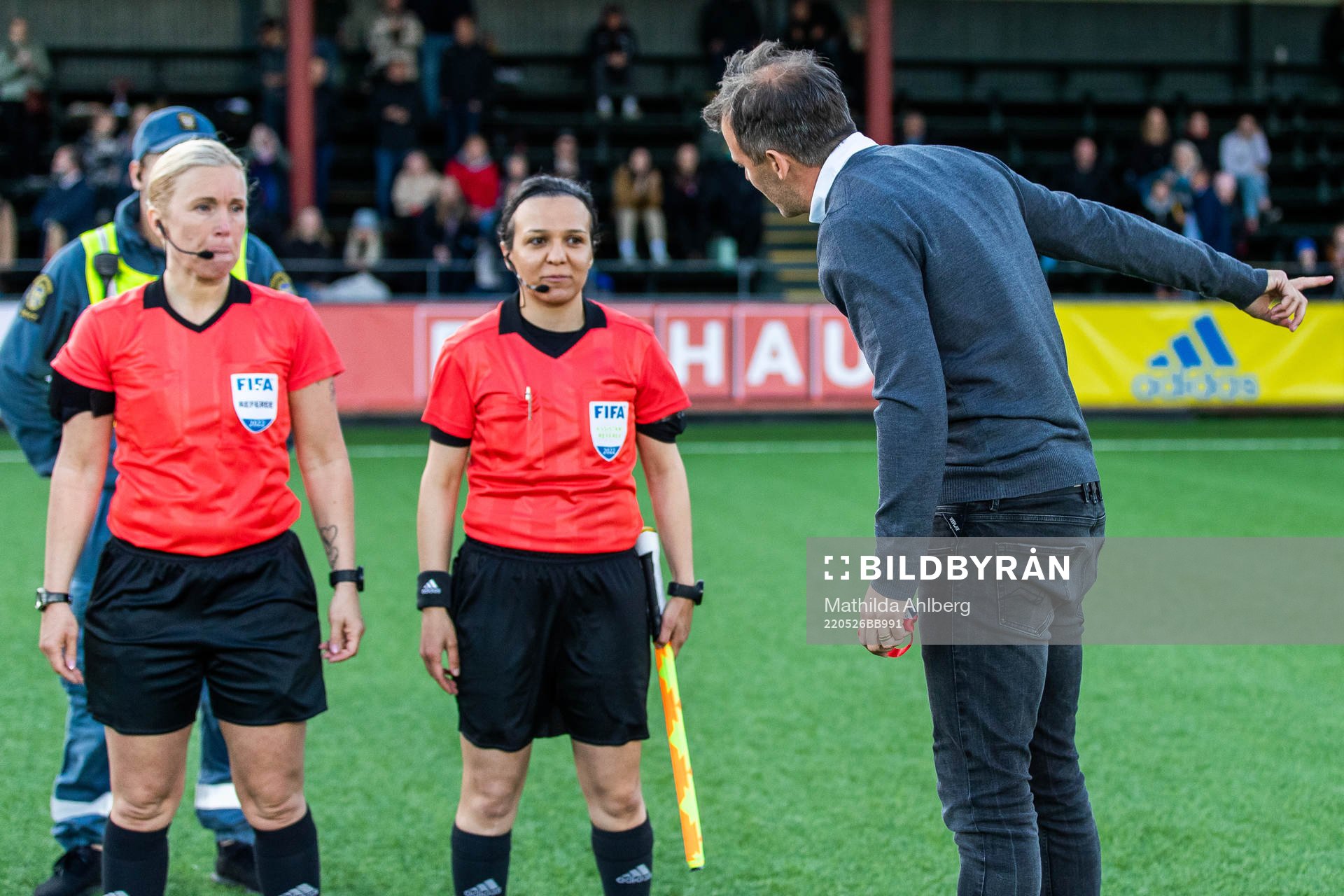 Häckens tränare Robert Vilahamn reagerar mot domare Sara Persson under finalen i Svenska Cupen mellan FC Rosengård och Häcken den 26 maj 2022 i Malmö.