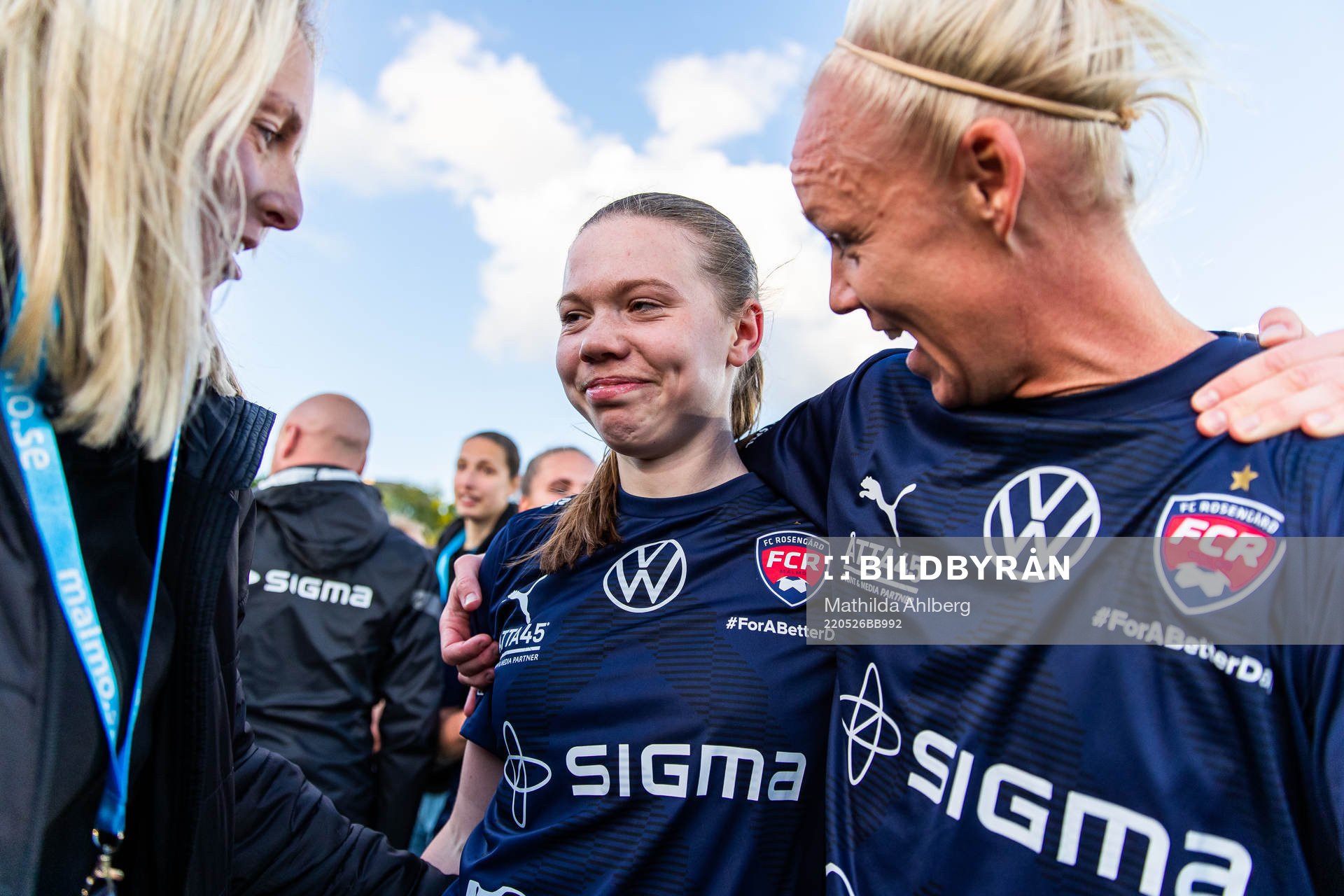 Rosengårds Bea Sprung och Caroline Seger jublar