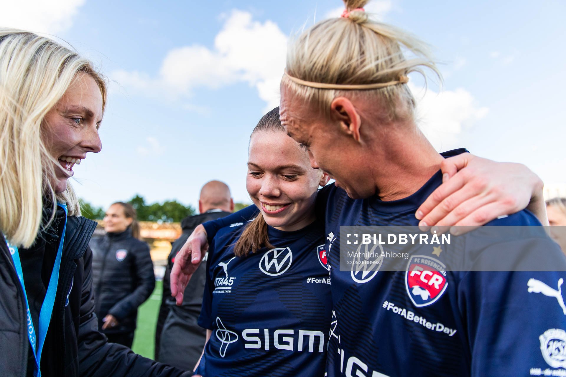 Rosengårds Bea Sprung och Caroline Seger jublar