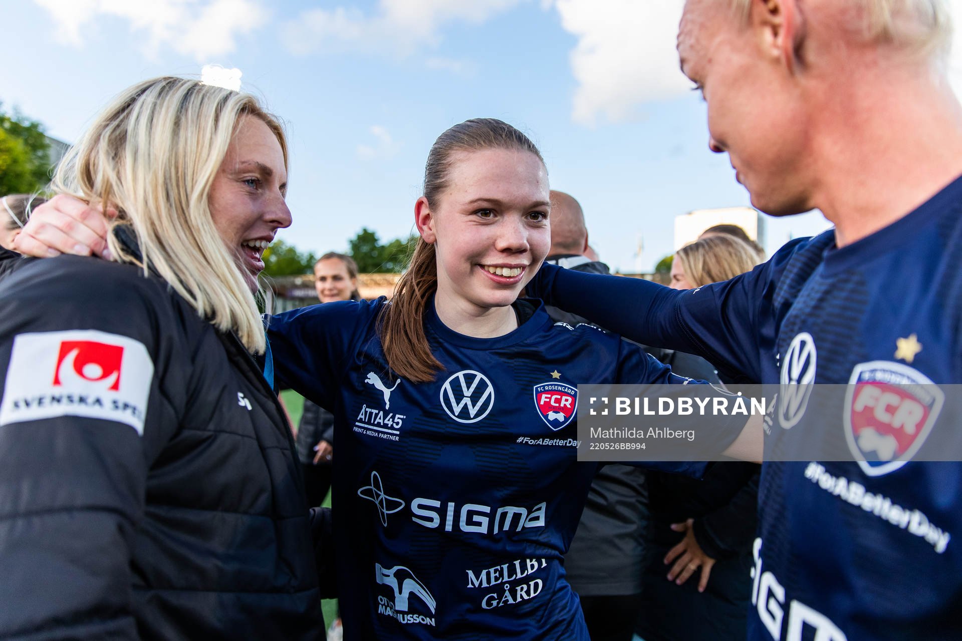 Rosengårds Bea Sprung och Caroline Seger jublar