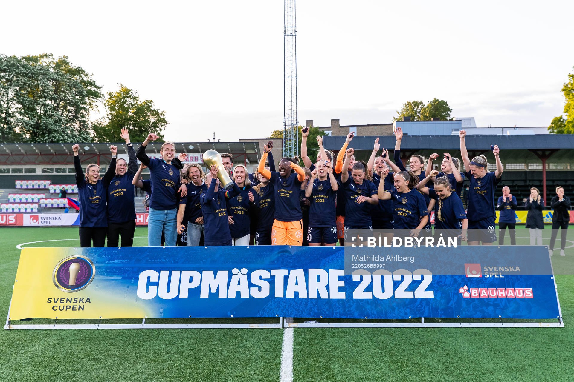 Rosengårds spelare jublar med pokalen