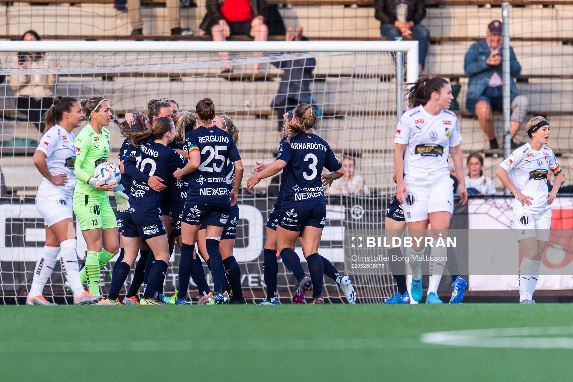 Rosengårds Stefanie Sanders jublar med lagkamrater