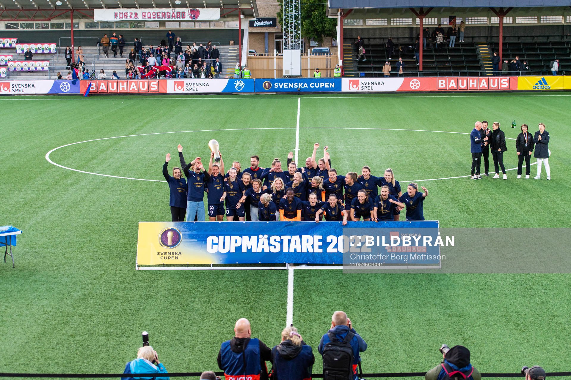 Rosengårds spelare jublar med pokalen