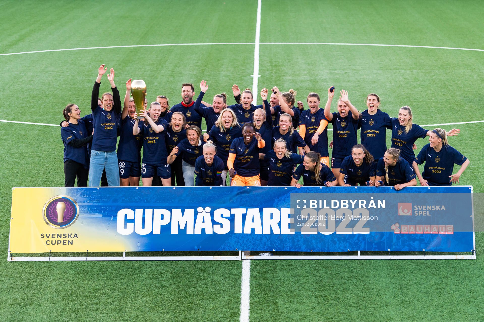 Rosengårds spelare jublar med pokalen