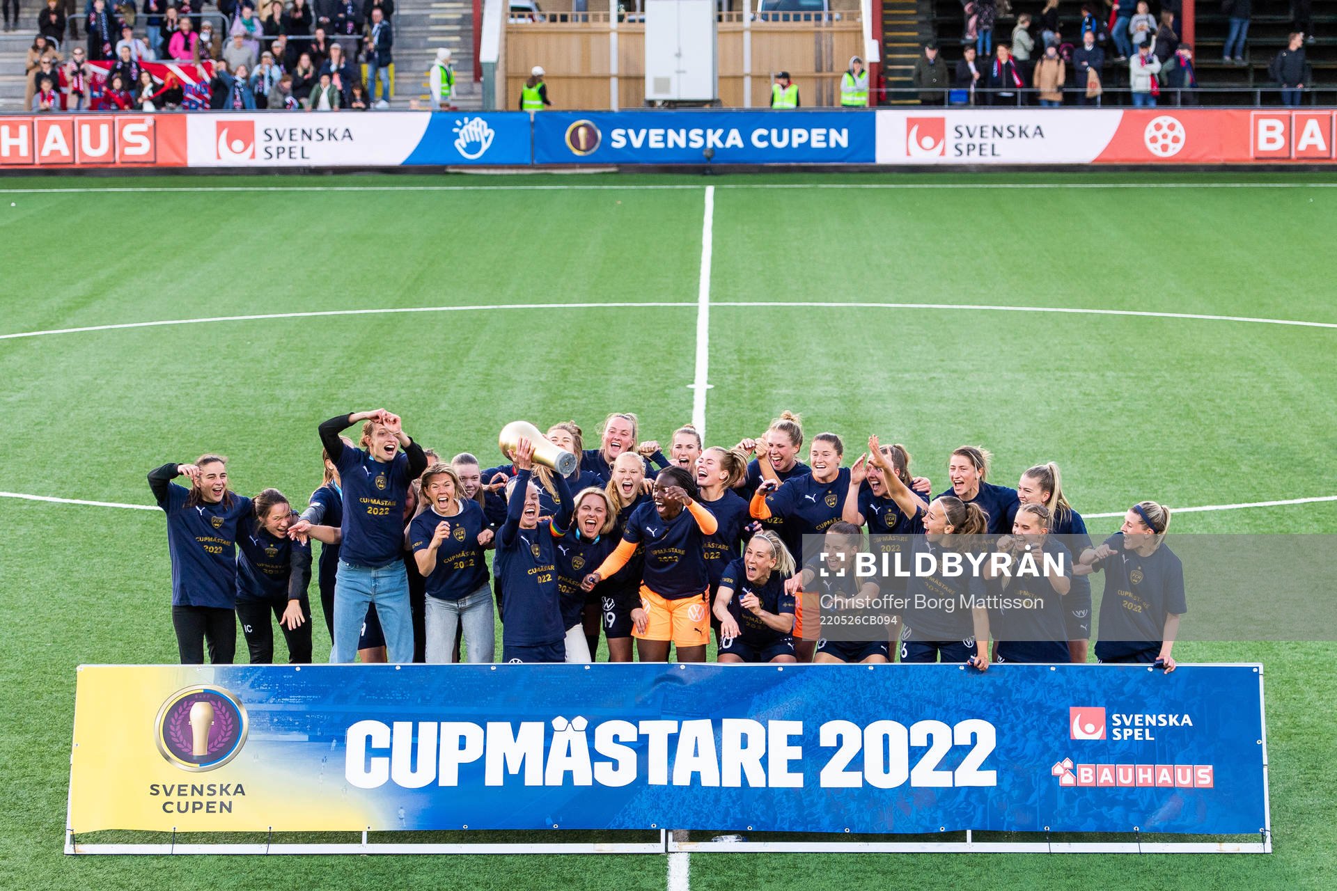 Rosengårds spelare jublar med pokalen