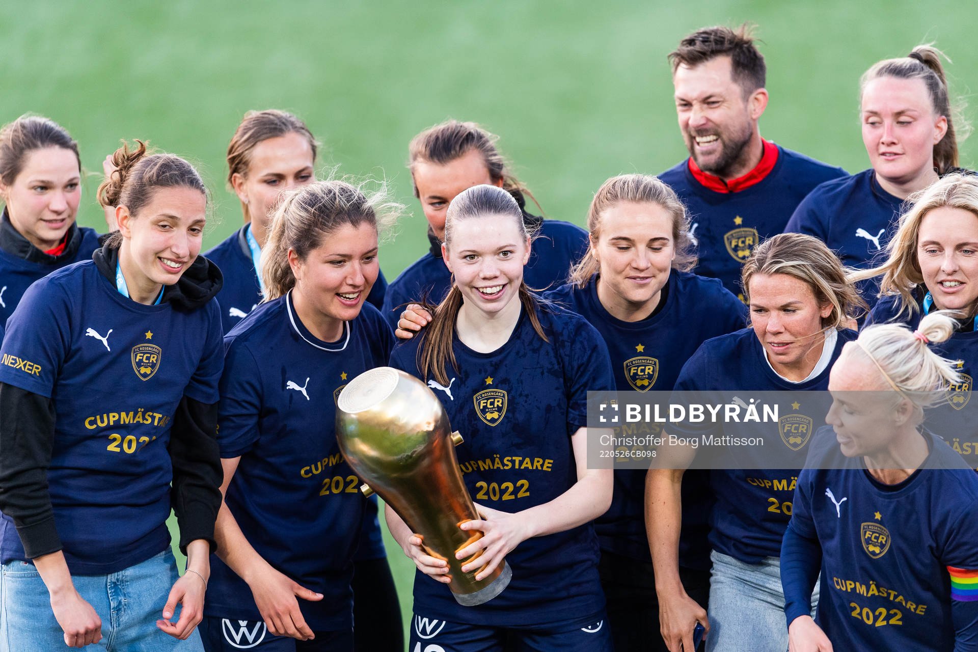 Rosengårds Bea Sprung jublar med pokalen under finalen i Svenska Cupen mellan FC Rosengård och Häcken den 26 maj 2022 i Malmö.