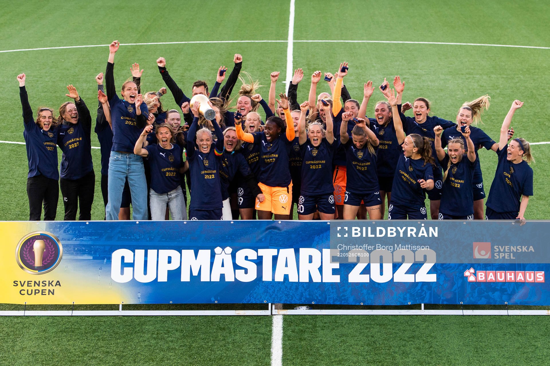 Rosengårds spelare jublar med pokalen