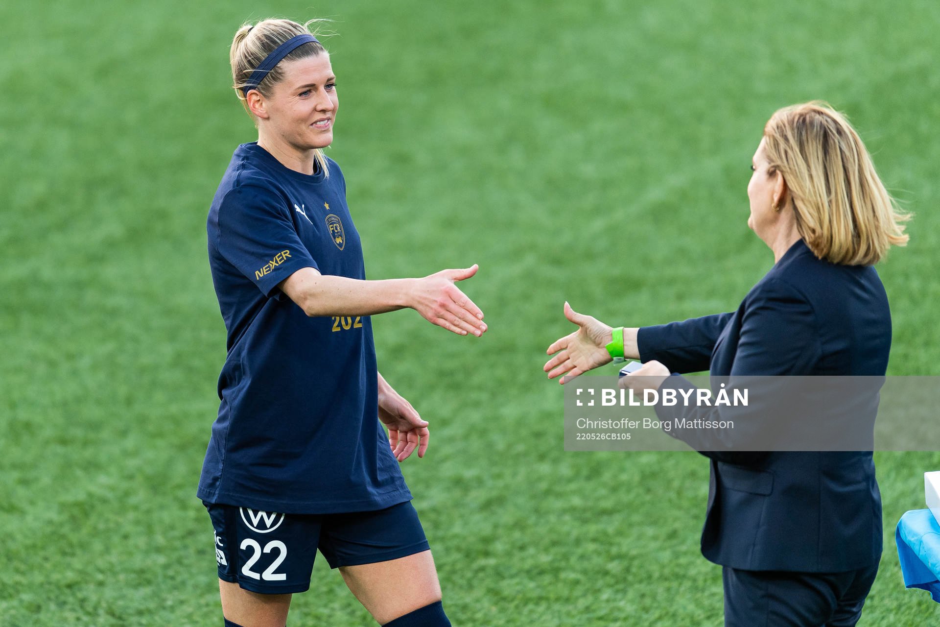 Rosengårds Olivia Schough tar emot medalj från EFDs Ordförande Annika Grälls efter finalen i Svenska Cupen mellan FC Rosengård och Häcken den 26 maj 2022 i Malmö.