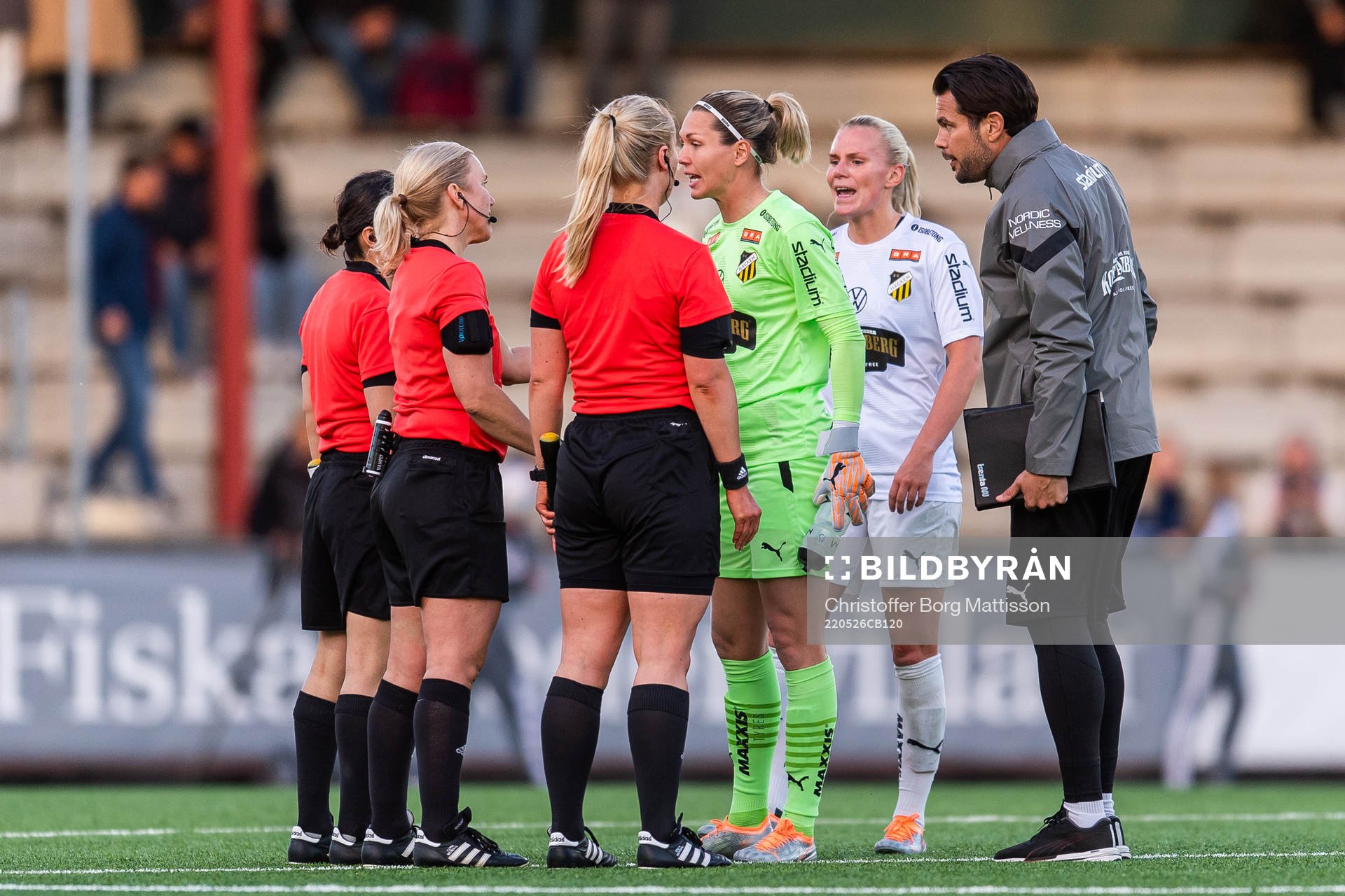 Häckens målvakt Jennifer Falk och Josefine Rybrink diskuterar med domare Sara Persson efter finalen i Svenska Cupen mellan FC Rosengård och Häcken den 26 maj 2022 i Malmö.