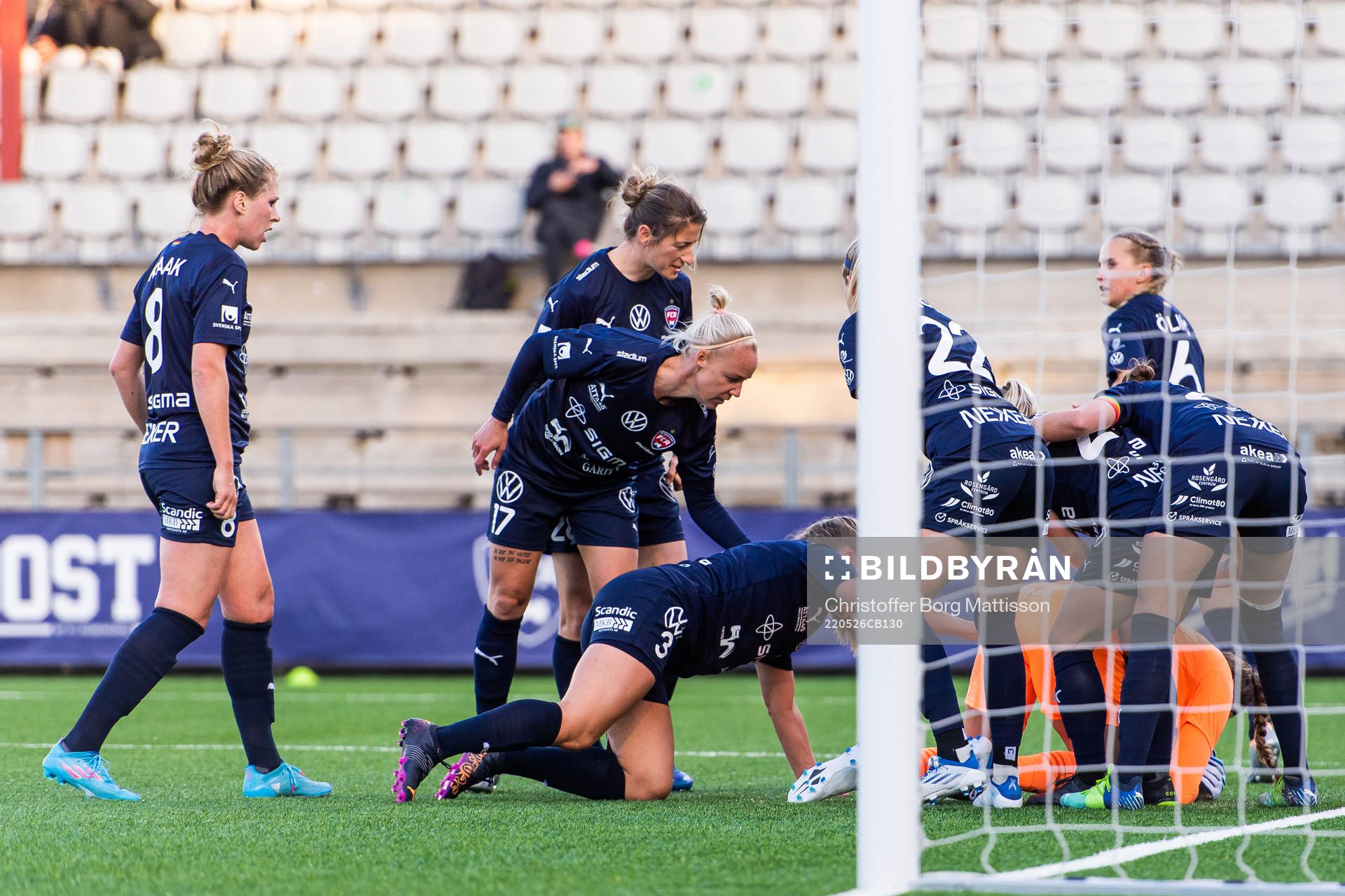 Rosengårds spelare jublar med målvakt Teagan Micah
