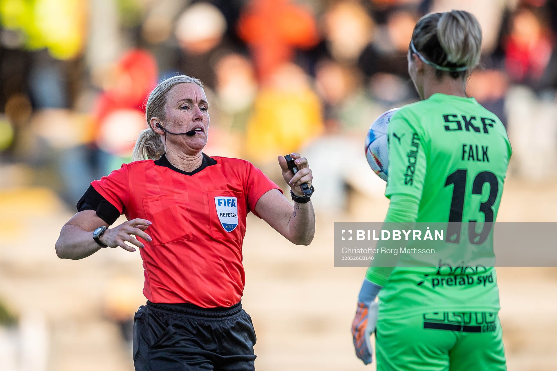 Domare Sara Persson och Häckens målvakt Jennifer Falk
