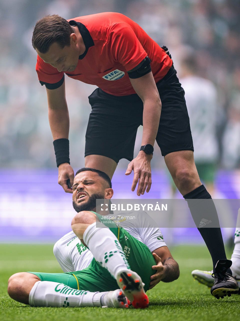 Hammarbys Mohanad Jeahze kollas till av domare Andreas