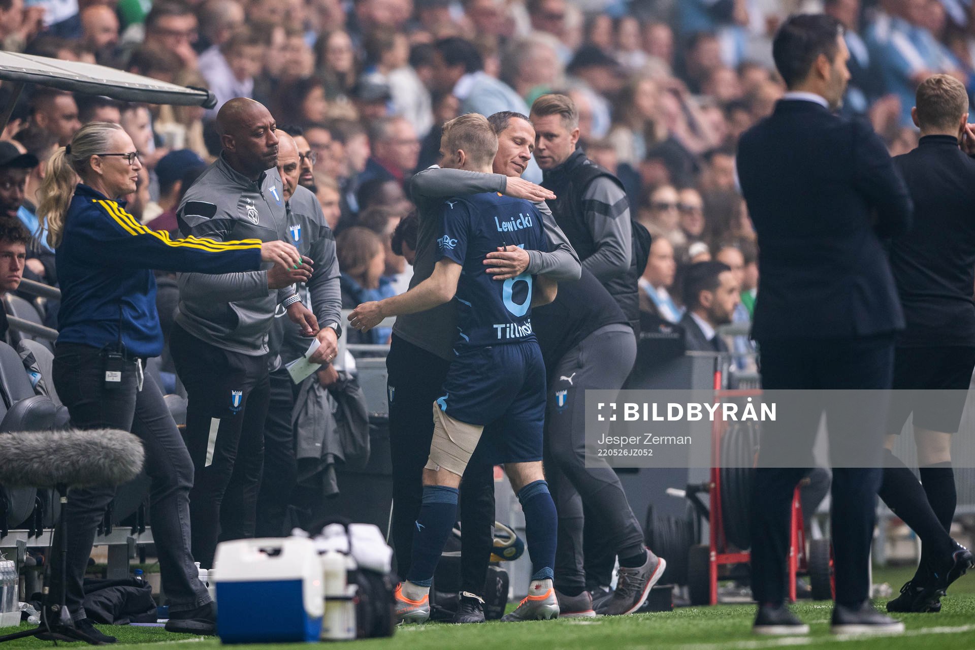 Malmö FFs Oscar Lewicki lämnar plan skadad
