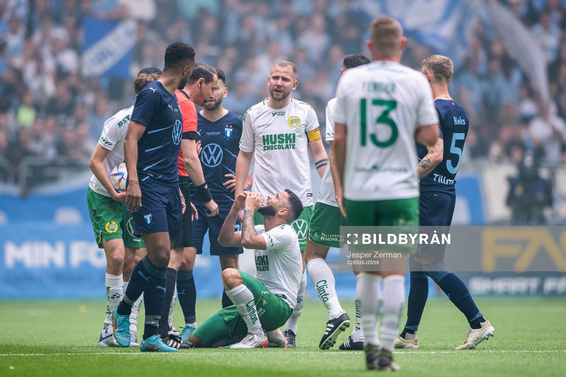 Hammarbys Bubacarr Trawally reagerar mot domaren