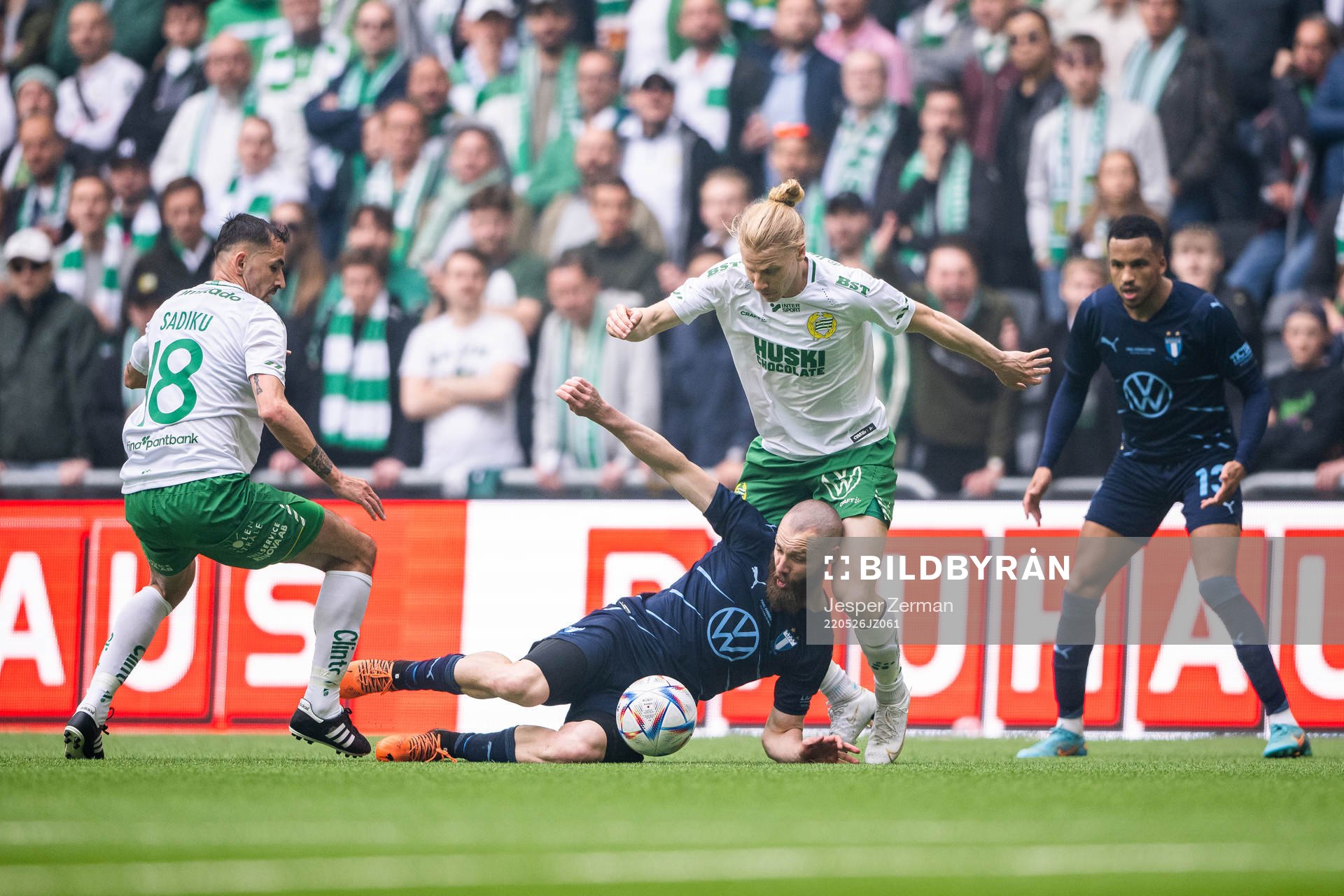 Malmö FFs Jo Inge Berget mot Hammarbys Loret Sadiku och