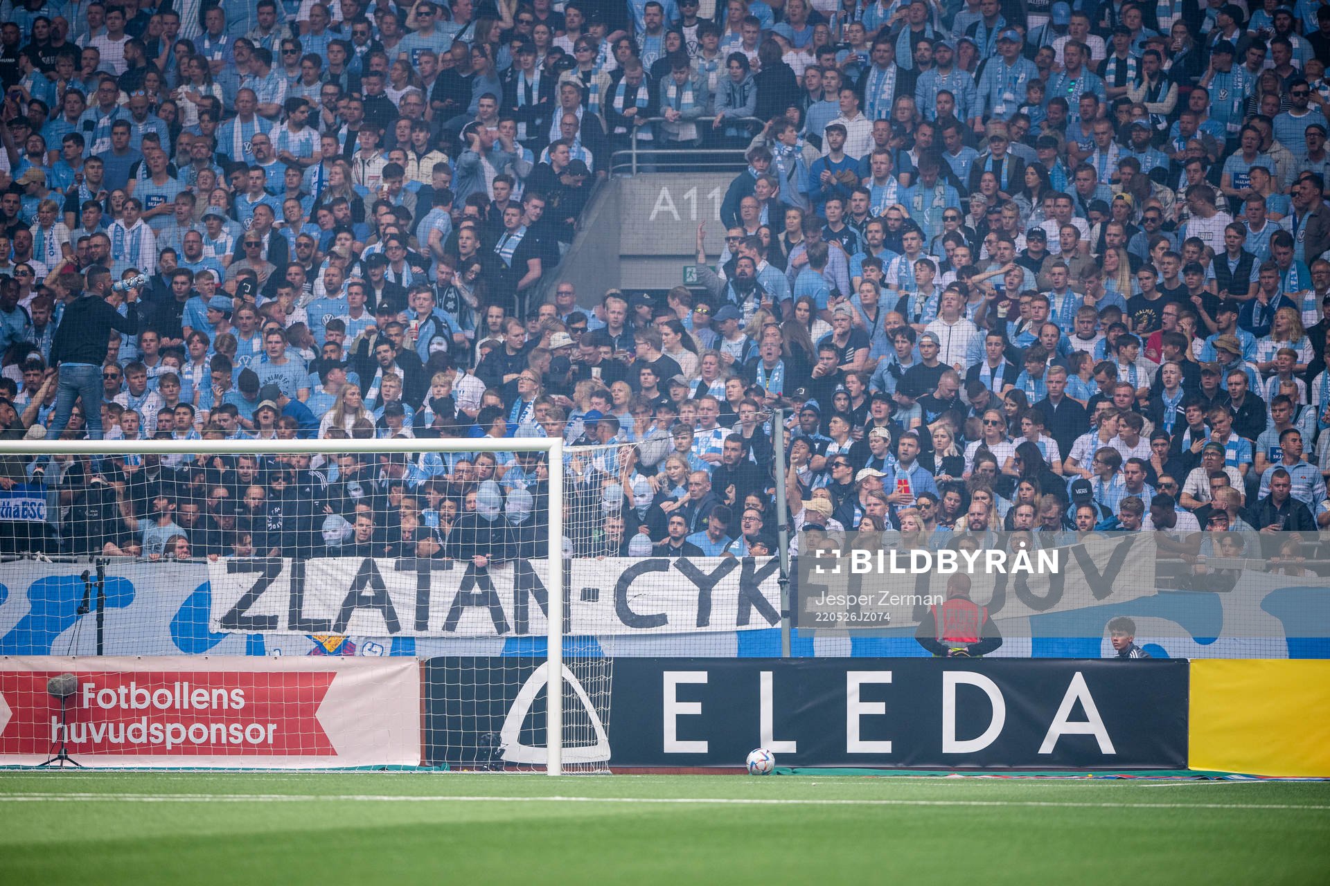 Malmö FFs supportrar med en banderoll