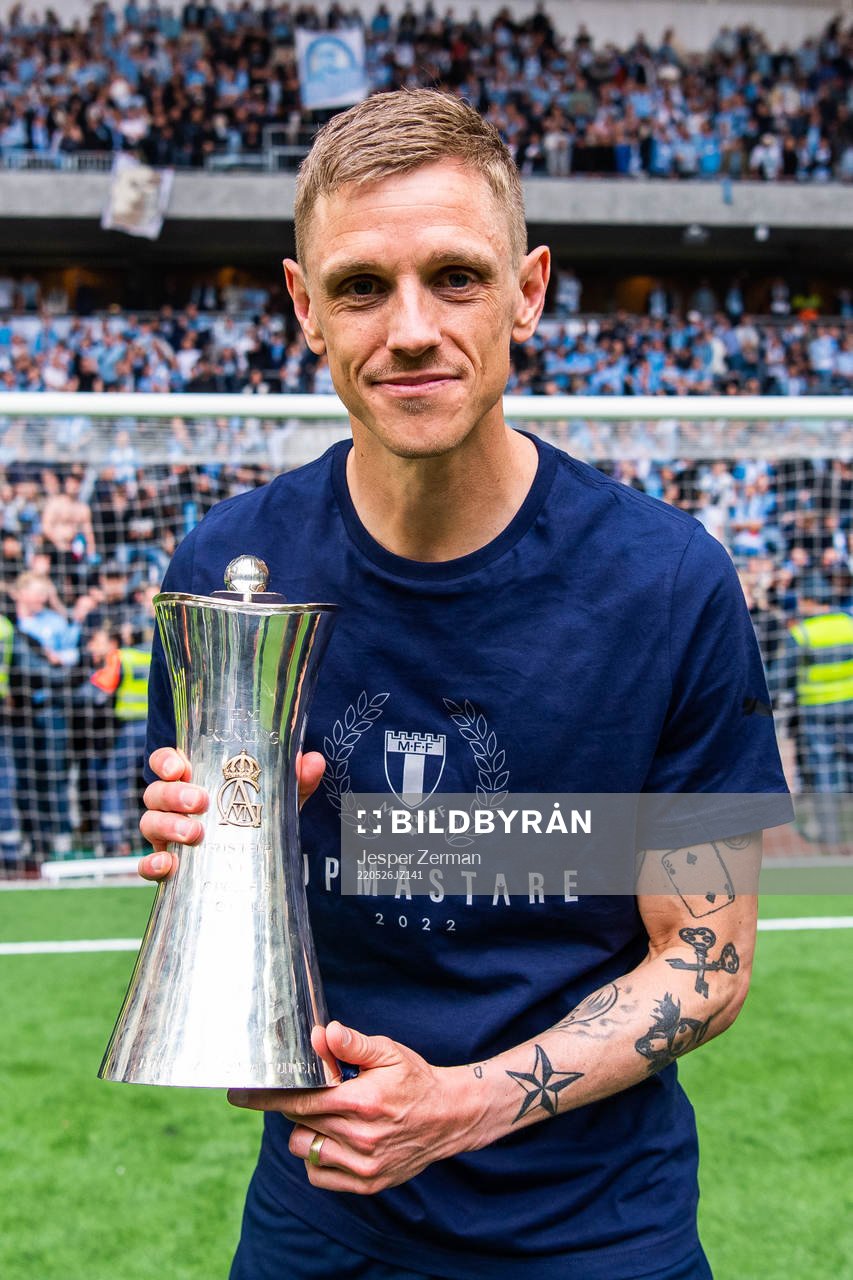 Malmö FFs Sören Rieks jublar med pokalen
