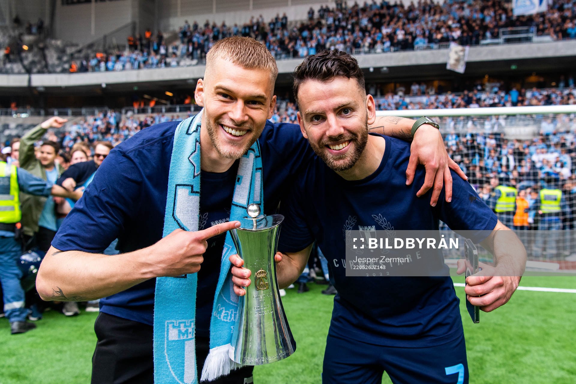 Malmö FFs Felix Beijmo och Erdal Rakip jublar med pokalen