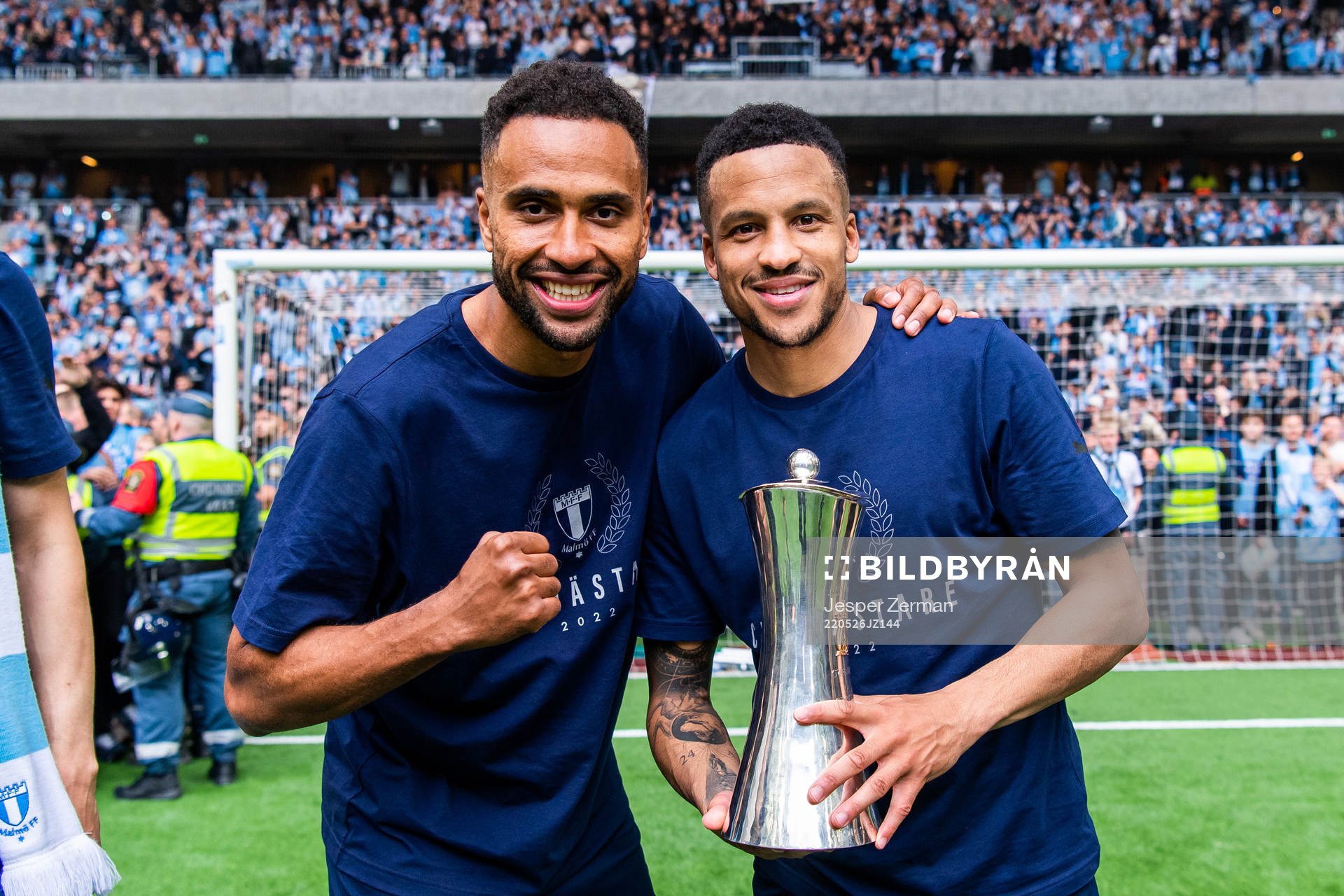 Malmö FFs Isaac Kiese Thelin och Martin Olsson jublar med