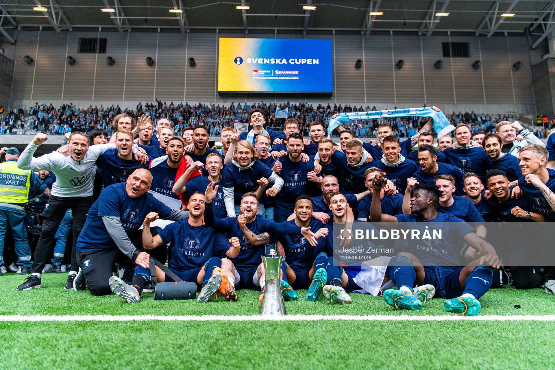 Malmö FFs spelare jublar med pokalen