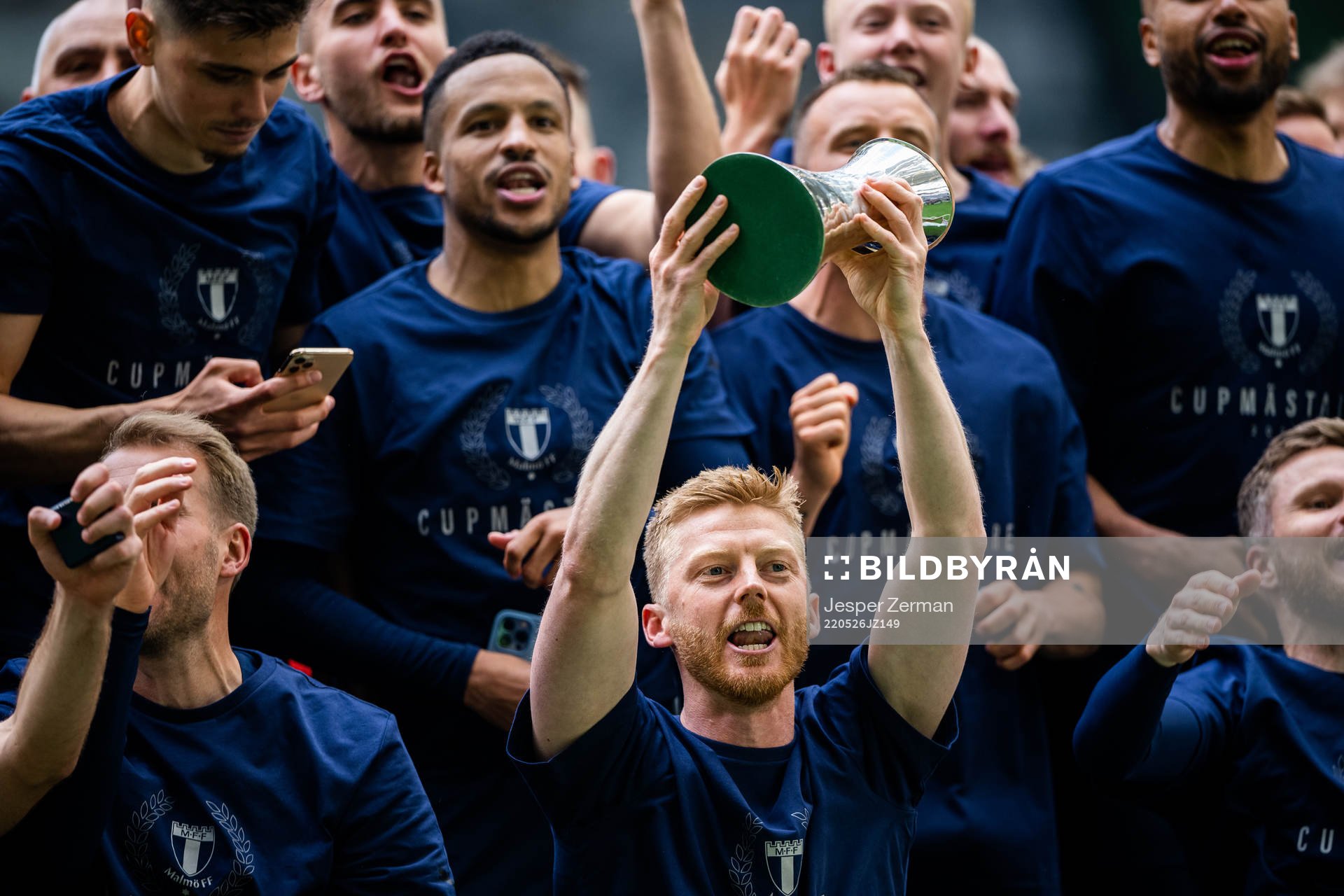 Malmö FFs Anders Christiansen jublar med pokalen