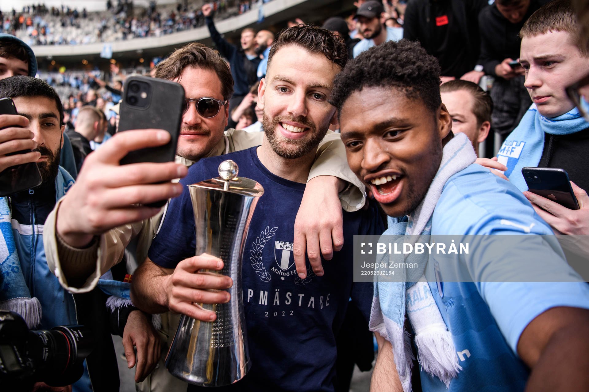 Malmö FFs Erdal Rakip jublar med supportrar