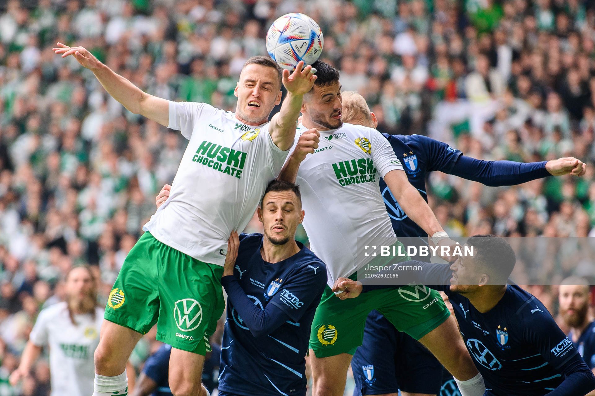 Hammarbys Jeppe Andrup Andersen och Astrit Selmani mot