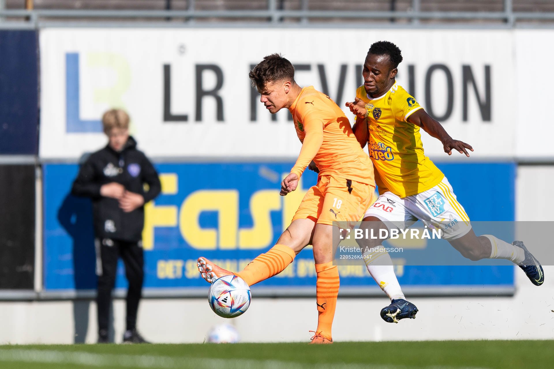 Olympics August Karlin och Falkenbergs Godwin Aguda under fotbollsmatchen i Ettan södra mellan Falkenberg och BK Olympic den 26 maj 2022 i Falkenberg.