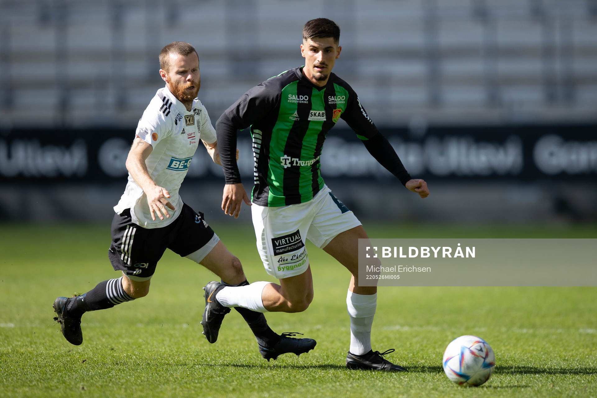 Oskarshamns Måns Söderqvist och GAIS Emin Grozdanic under fotbollsmatchen i Ettan södra mellan GAIS och Oskarshamn den 26 maj 2022 i Göteborg.