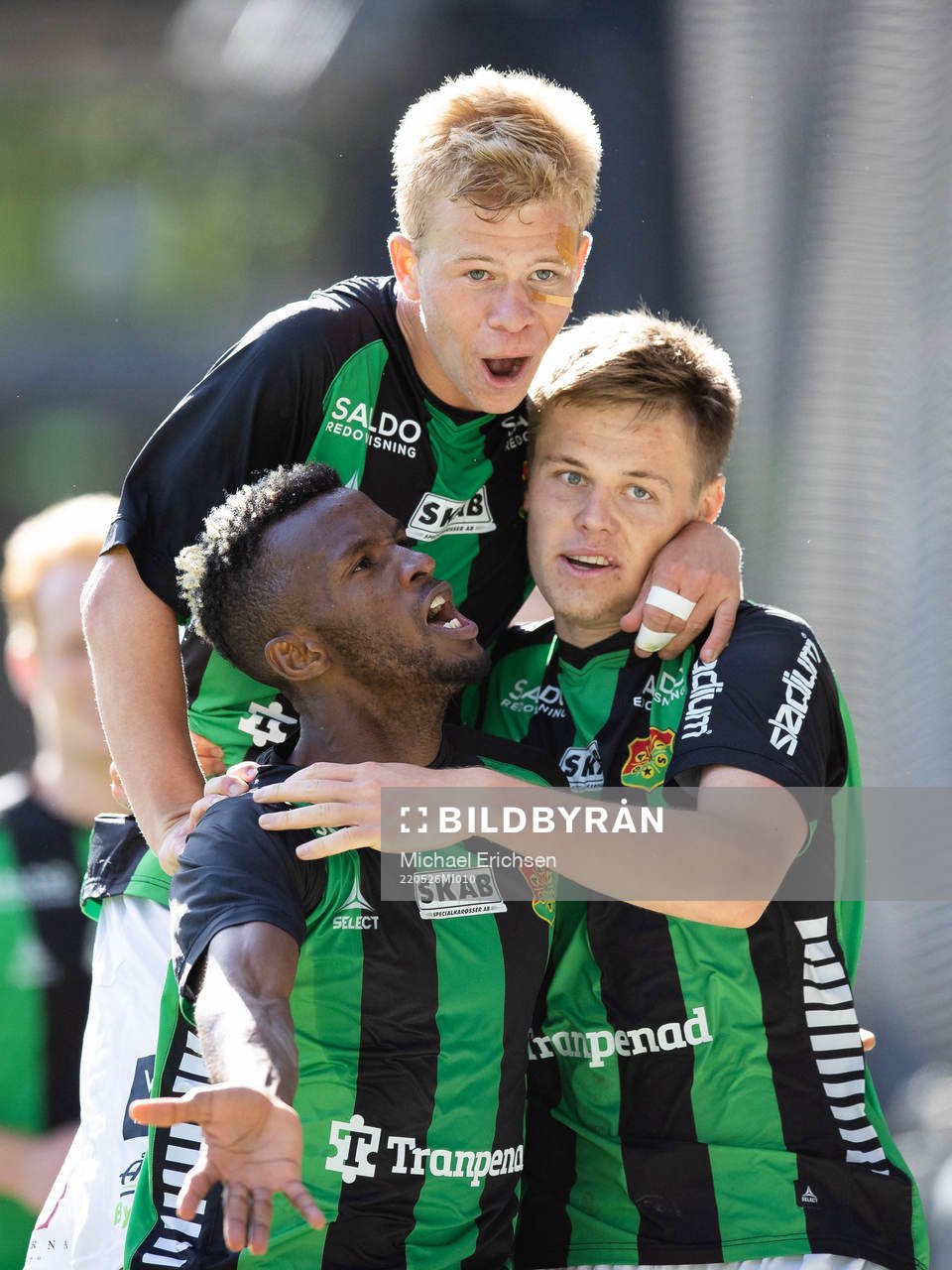 GAIS Axel Henriksson jublar med Filip Gustafsson och Rickard Emeka Friday efter 1-0 under fotbollsmatchen i Ettan södra mellan GAIS och Oskarshamn den 26 maj 2022 i Göteborg.