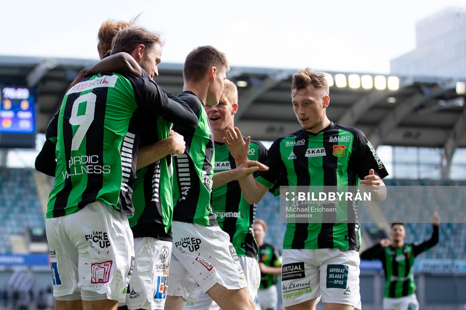 GAIS Gustav Lundgren jublar med lagkamrater efter 3-0 under fotbollsmatchen i Ettan södra mellan GAIS och Oskarshamn den 26 maj 2022 i Göteborg.