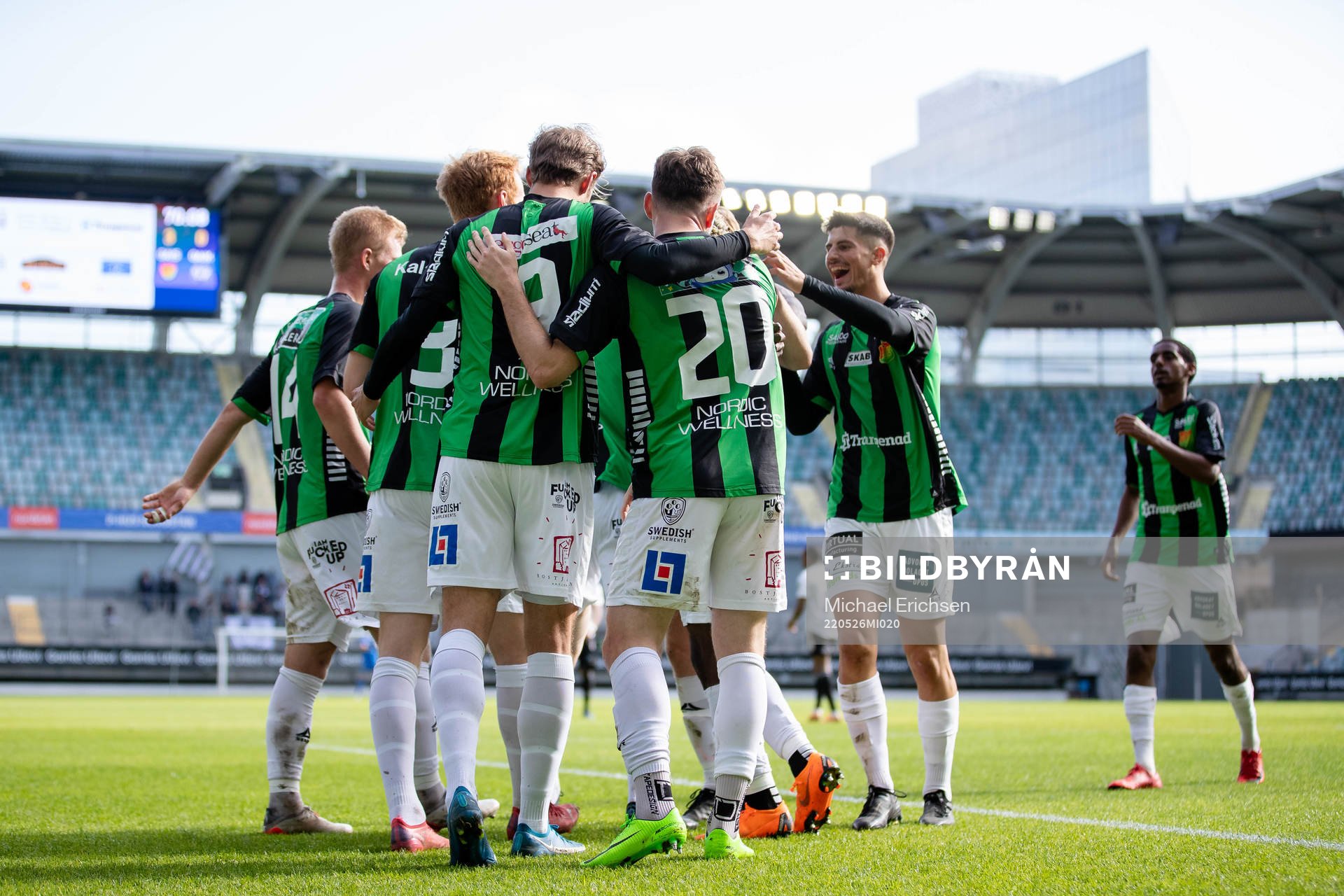 GAIS Gustav Lundgren jublar med lagkamrater efter 3-0 under fotbollsmatchen i Ettan södra mellan GAIS och Oskarshamn den 26 maj 2022 i Göteborg.