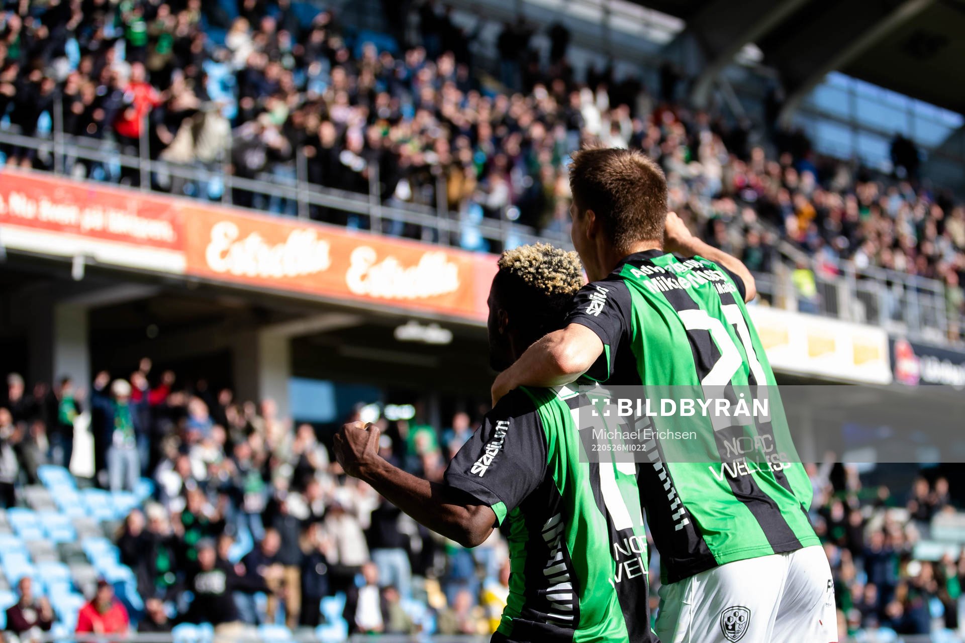 GAIS Rickard Emeka Friday jublar ihop med Axel Henriksson efter 2-0 under fotbollsmatchen i Ettan södra mellan GAIS och Oskarshamn den 26 maj 2022 i Göteborg.