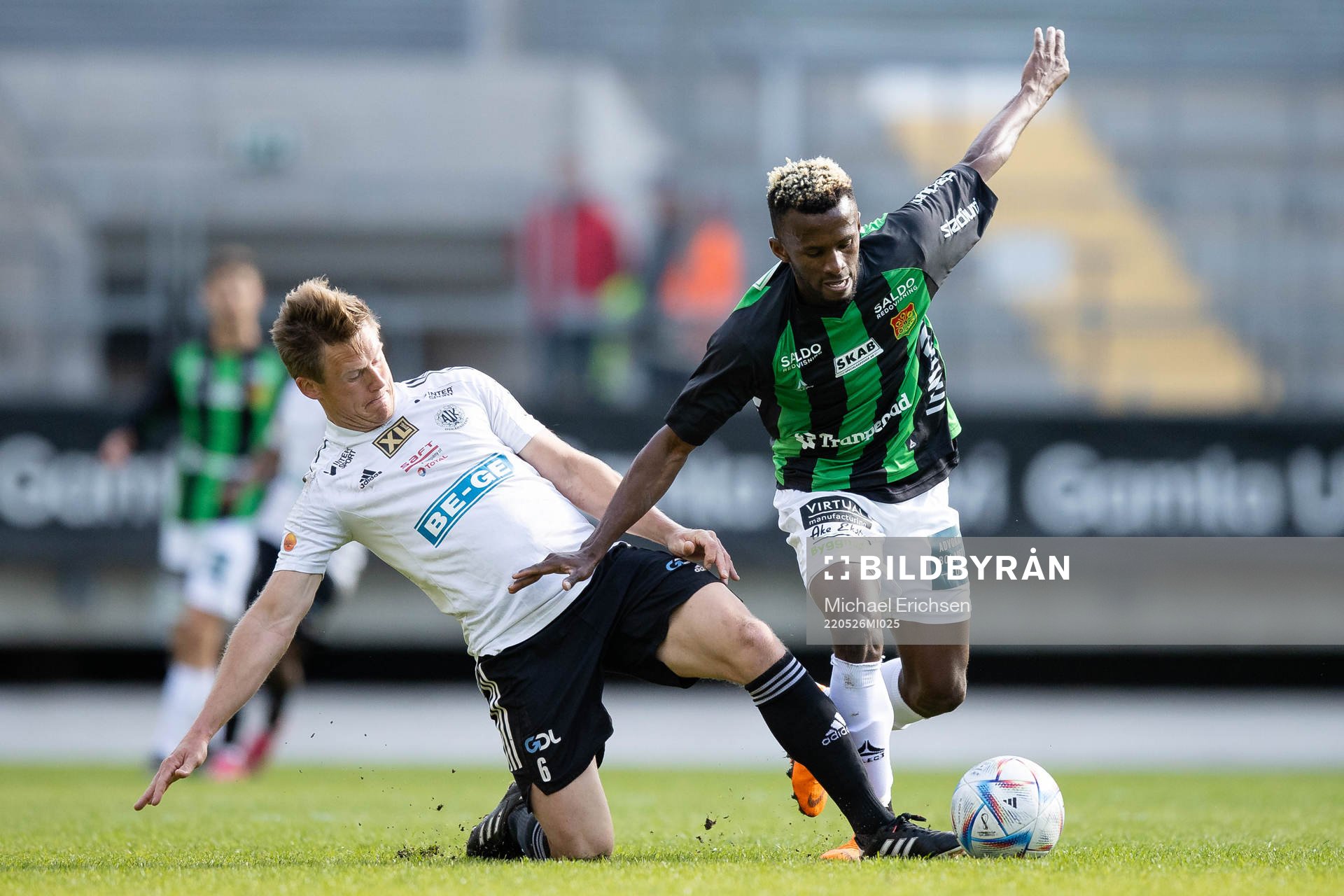 Oskarshamns Filip Jägerbrink och GAIS Rickard Emeka Friday under fotbollsmatchen i Ettan södra mellan GAIS och Oskarshamn den 26 maj 2022 i Göteborg.