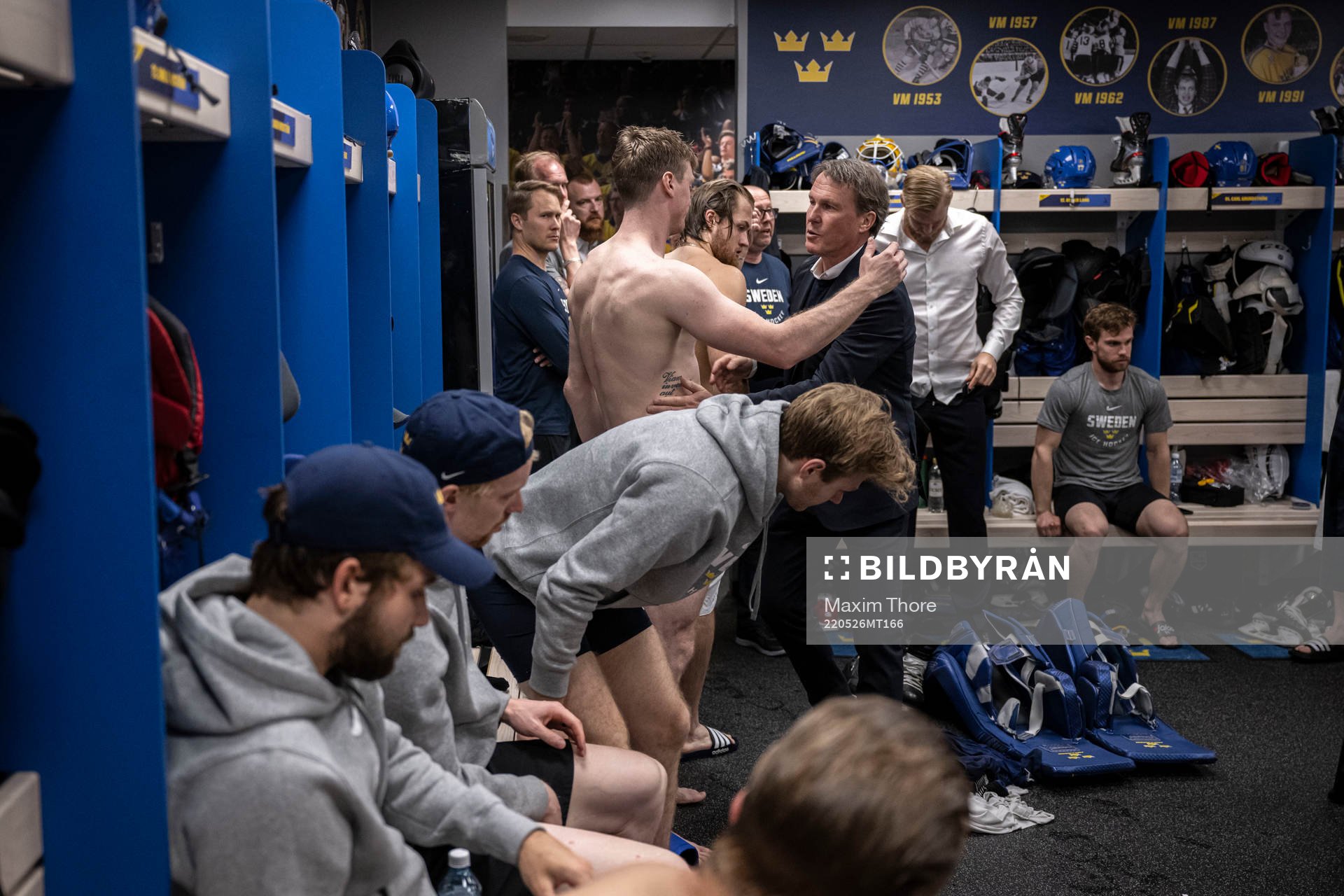 Head coach Johan Garpenlöv embrace Carl Klingberg of Sweden