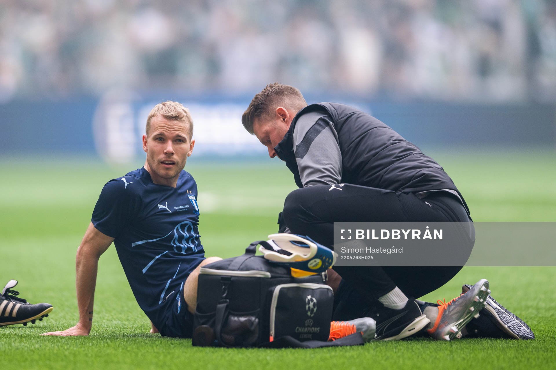 Malmö FFs Oscar Lewicki får benet lindat