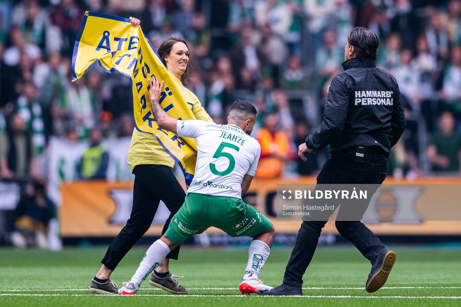 Hammarbys Mohanad Jeahze tar en banderoll från en