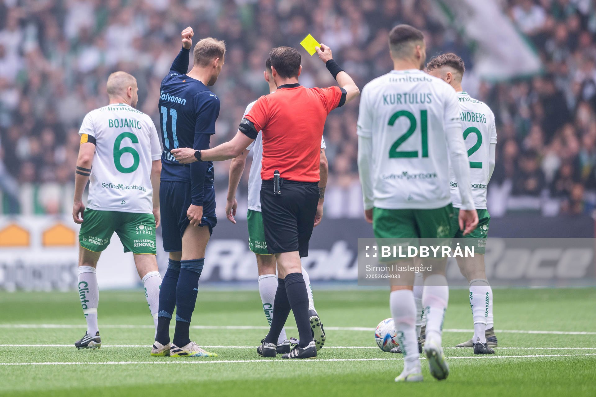 Malmö FFs Ola Toivonen varnas av domare Andreas Ekberg
