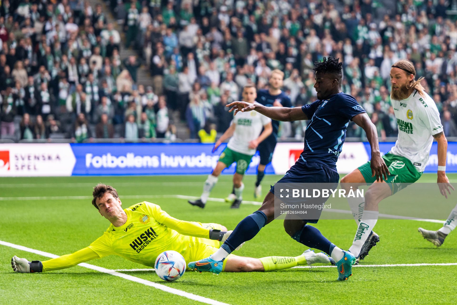 Malmö FFs Malik Abubakari med en chans framför Hammarbys