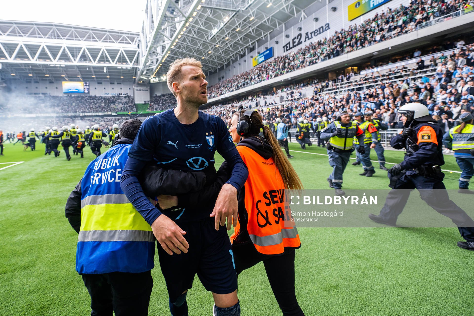 Malmö FFs Ola Toivonen motas bort när han försöker
