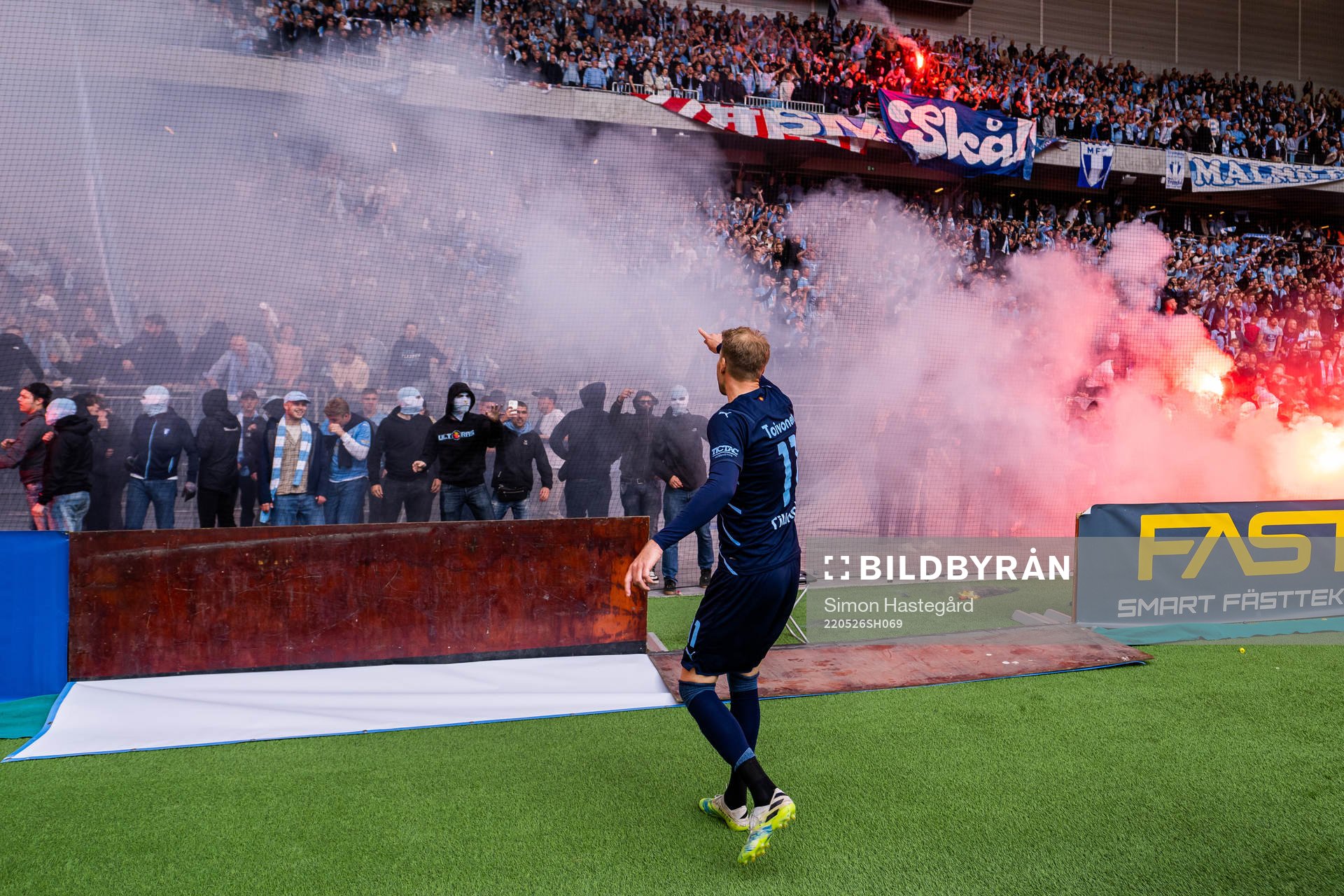 Malmö FFs Ola Toivonen vid supportrarna