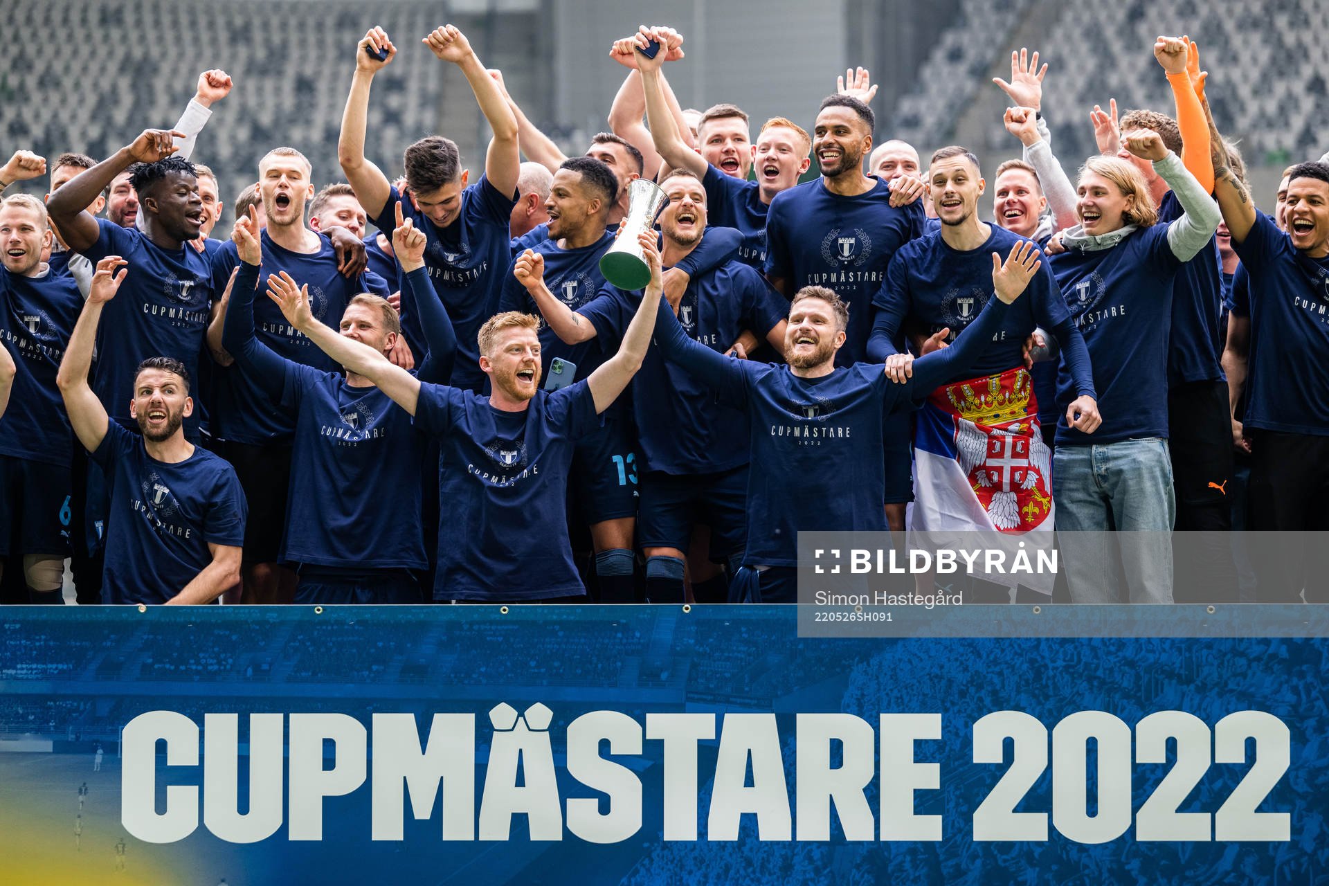 Malmö FFs spelare jublar med pokalen