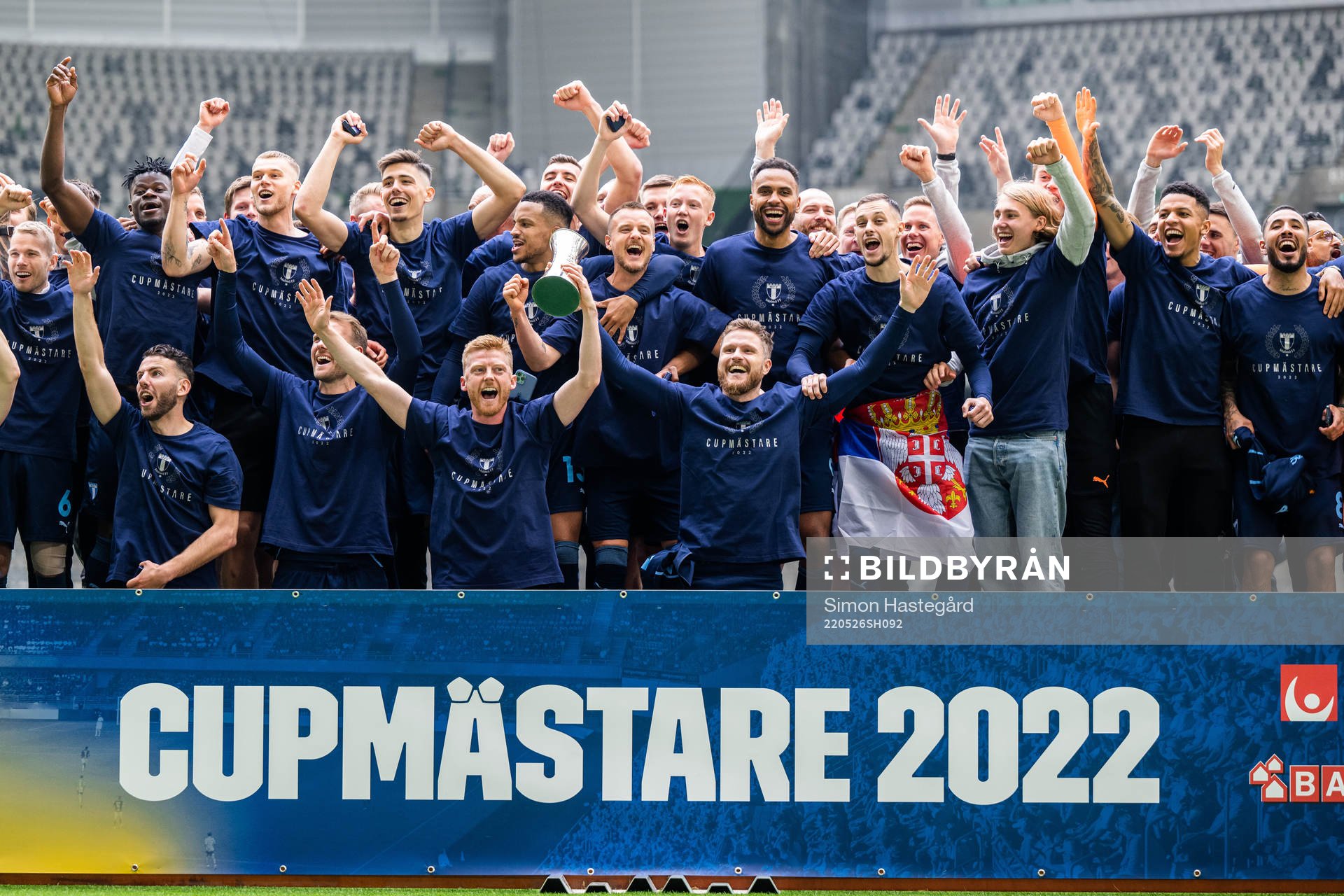Malmö FFs spelare jublar med pokalen