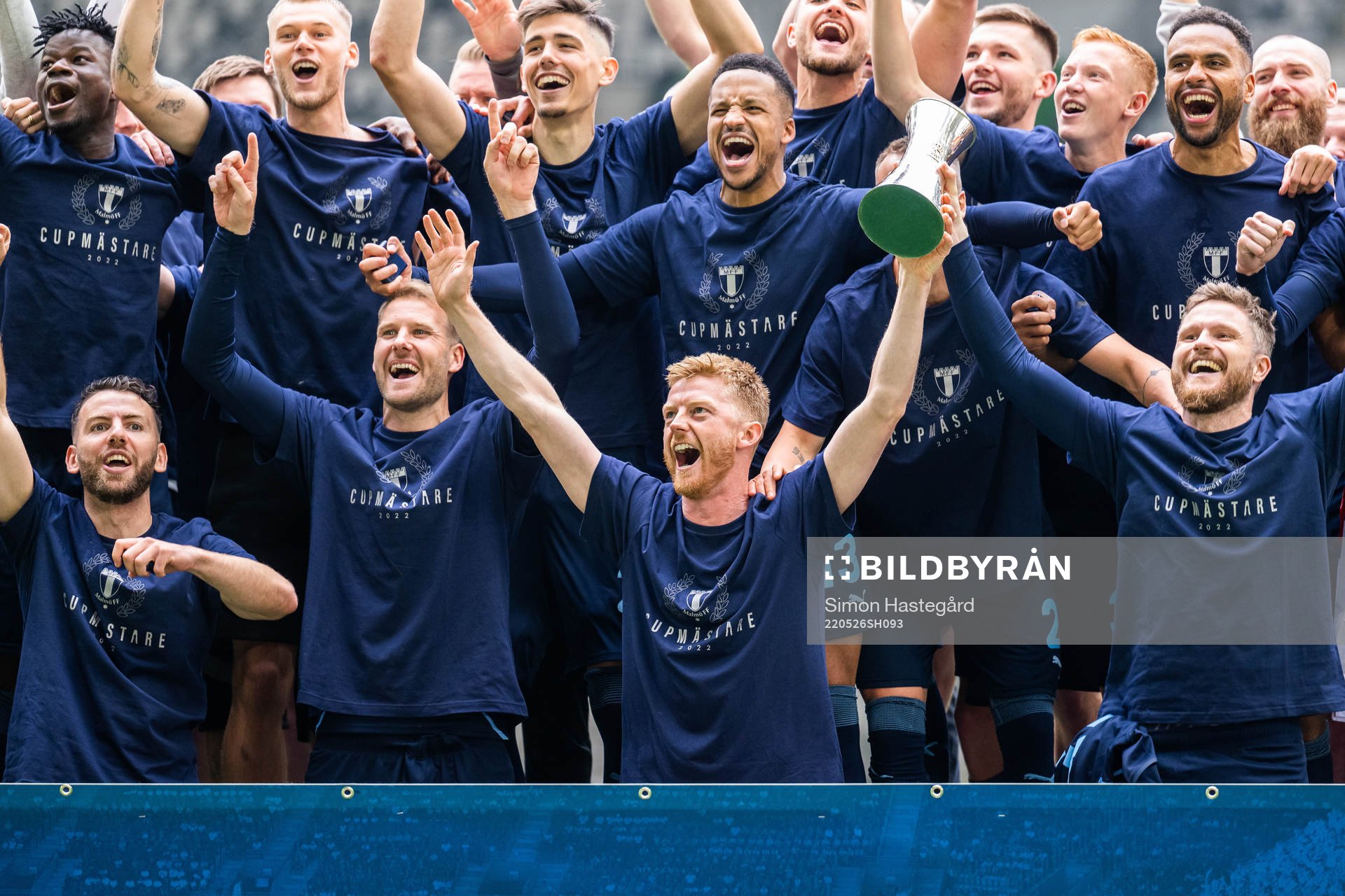 Malmö FFs spelare jublar med pokalen