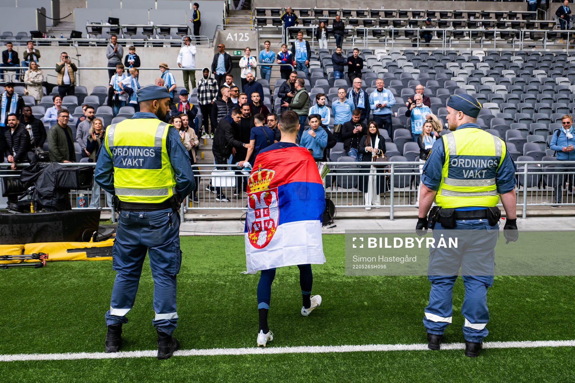 Malmö FFs Veljko Birmancevic jublar mot supportrarna
