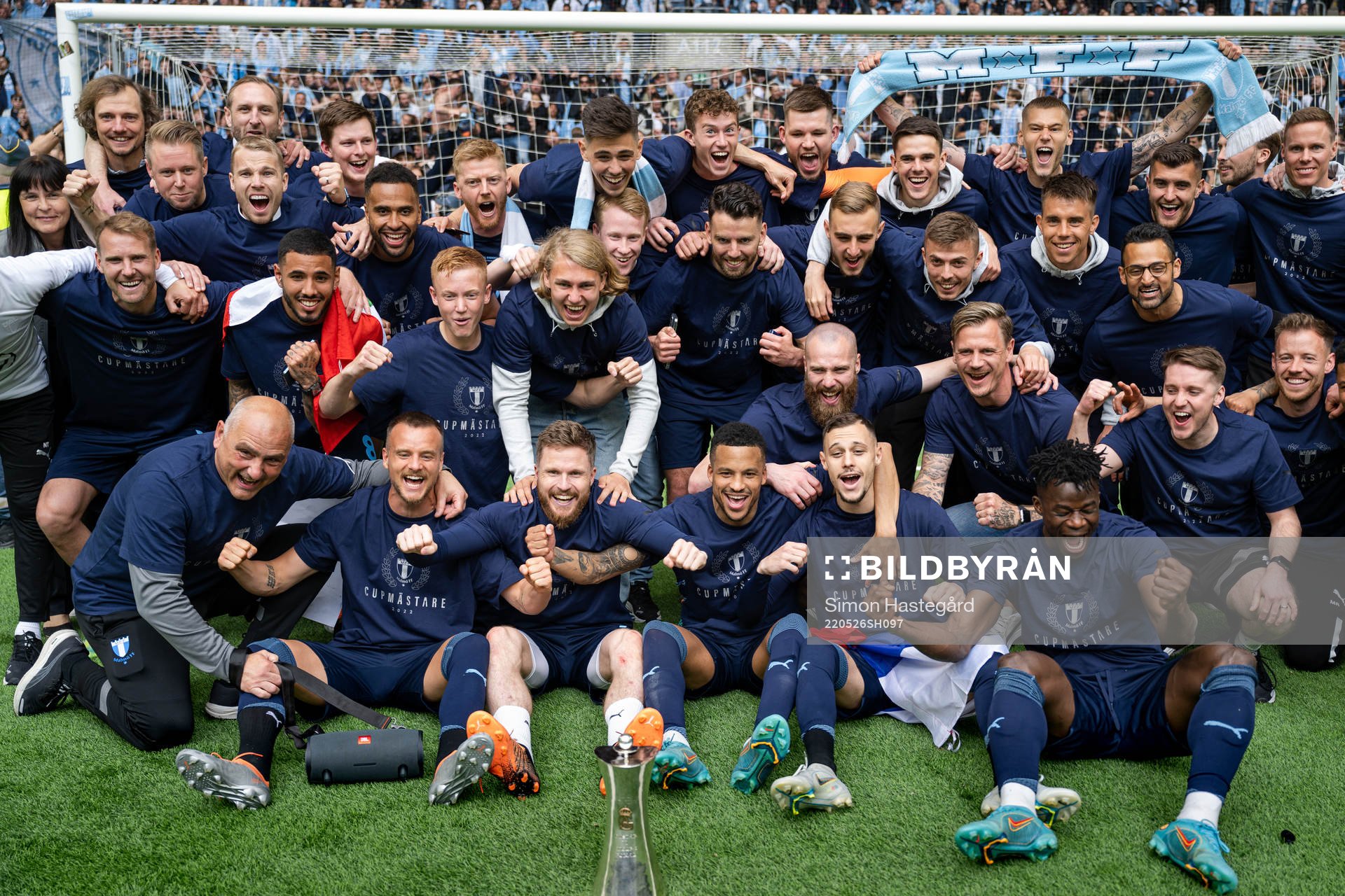Malmö FFs spelare jublar med pokalen