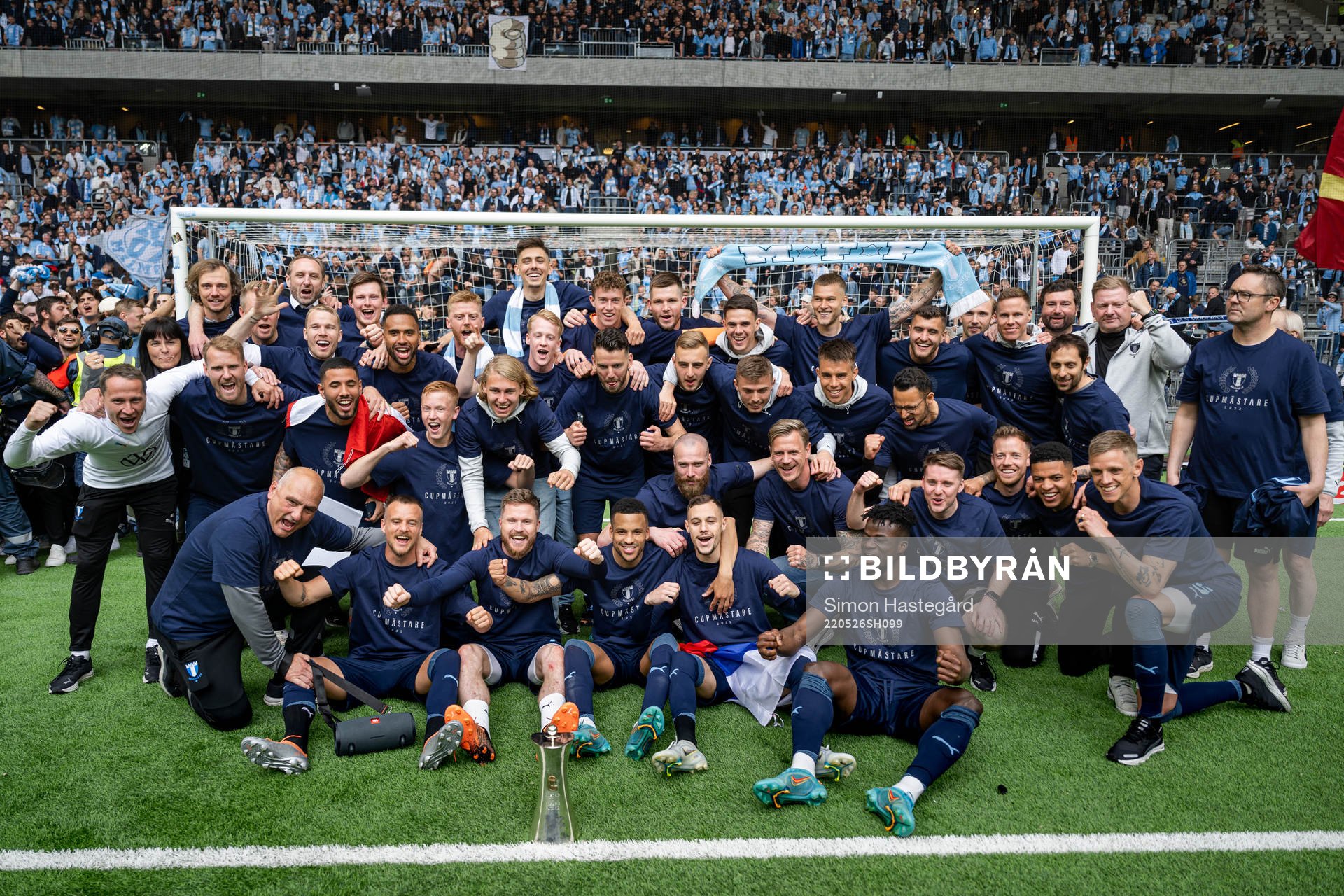 Malmö FFs spelare jublar med pokalen