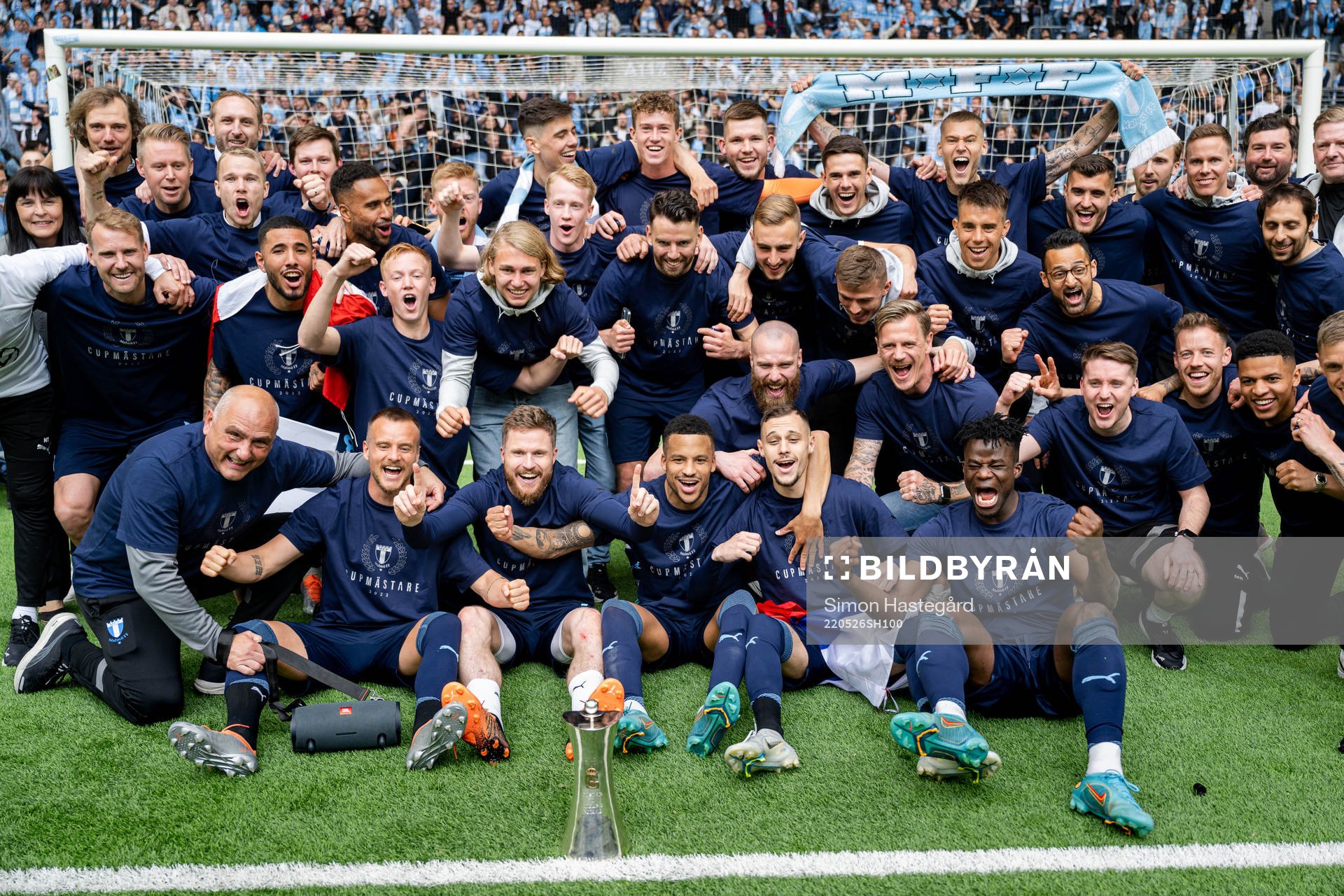 Malmö FFs spelare jublar med pokalen