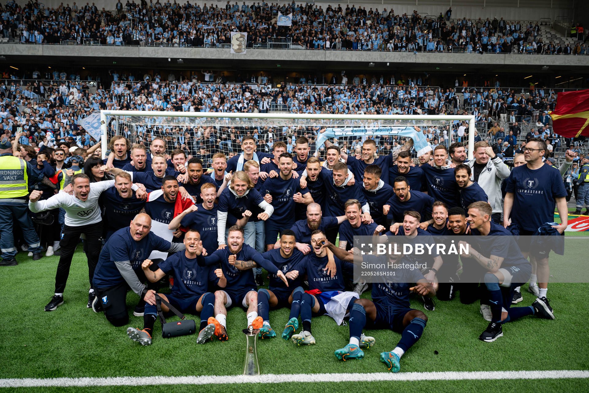 Malmö FFs spelare jublar med pokalen