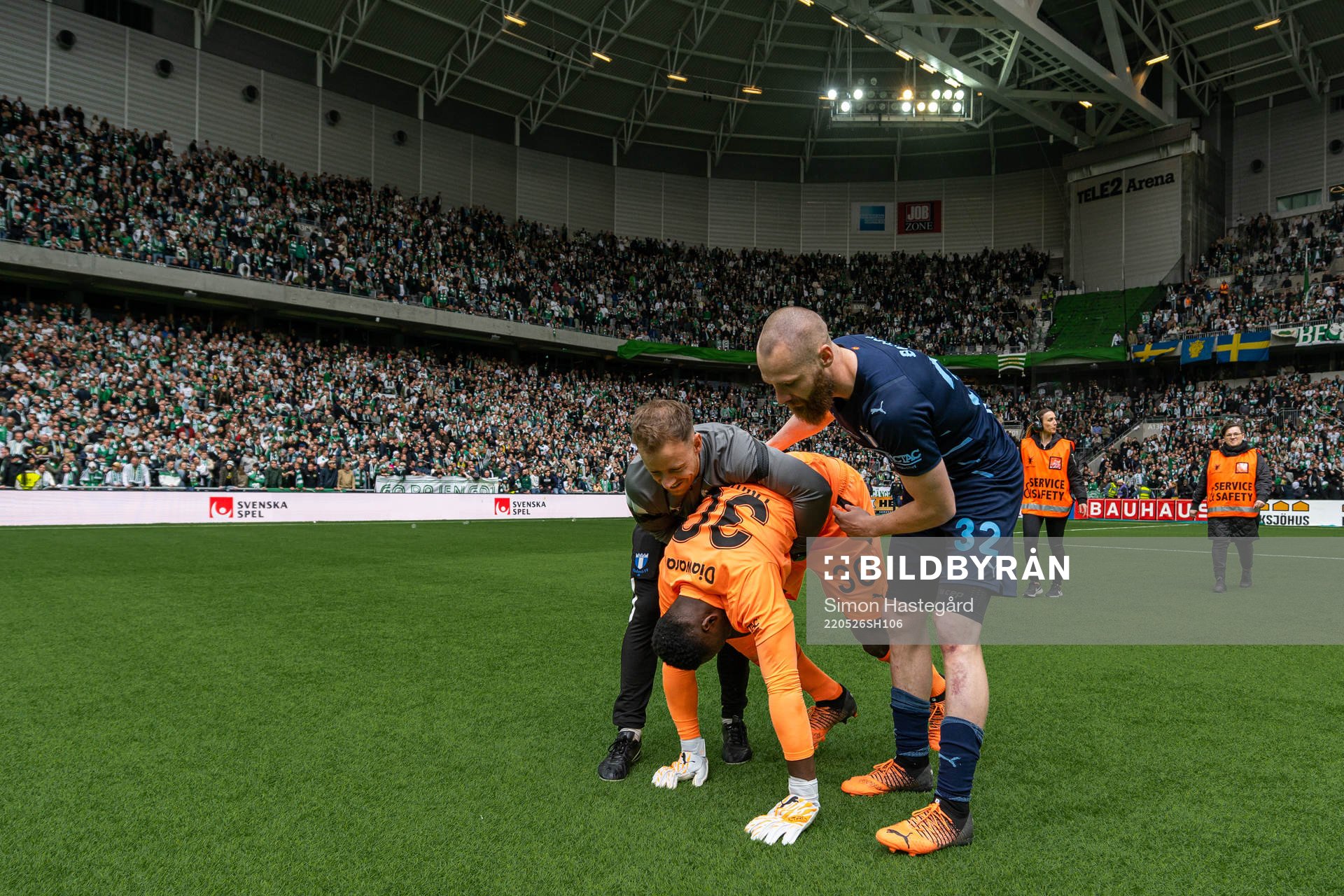 Malmö FFs målvakt Ismael Diawara och Jo Inge Berget jublar